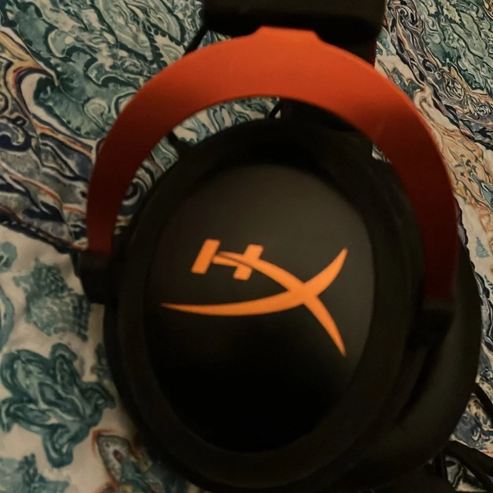 Hyper gaming headset with detachable mic
